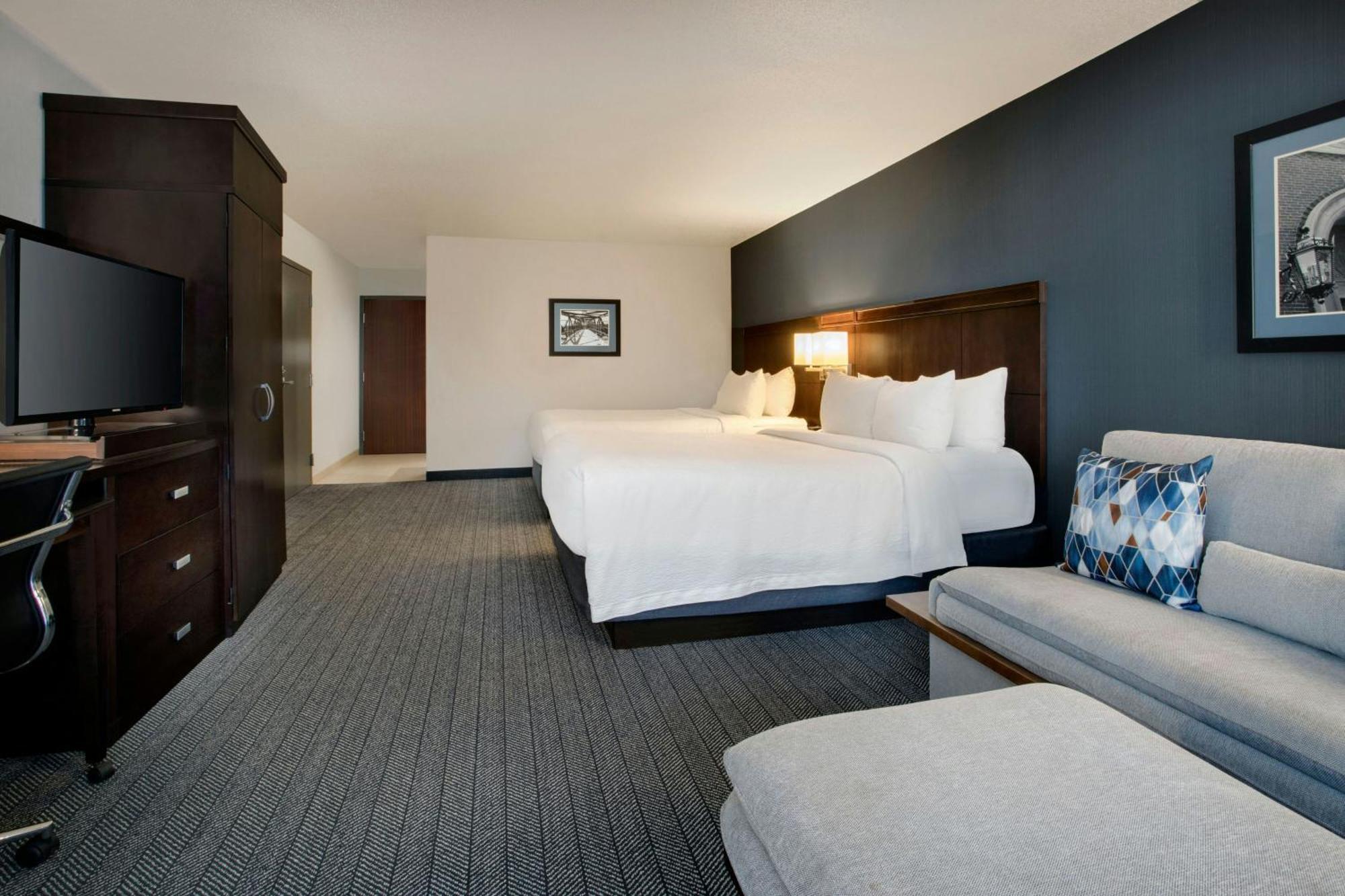 Courtyard 3*
