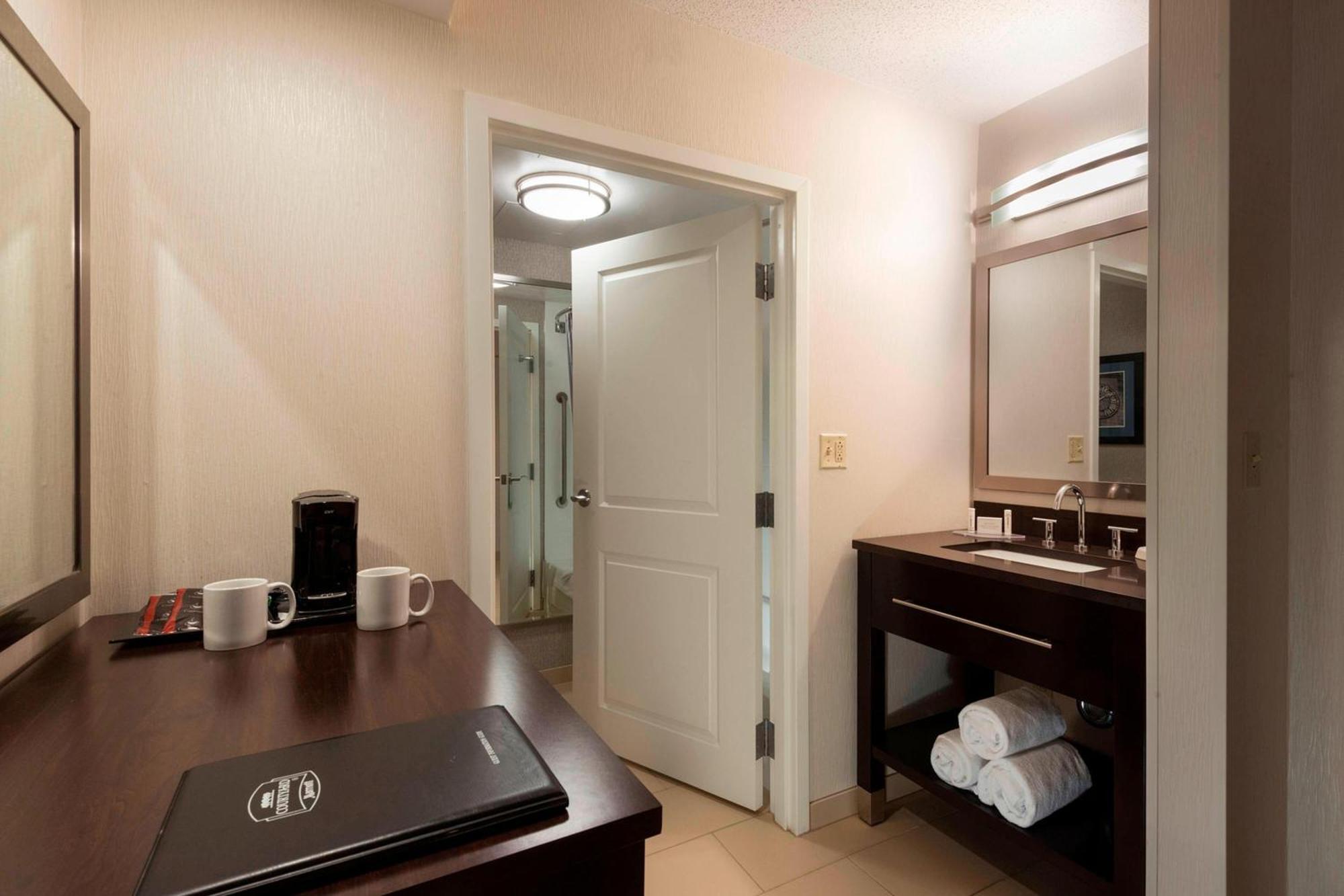 Courtyard 3*